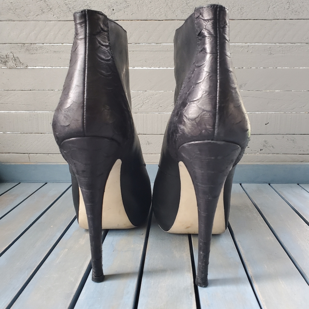 BCBG MAXAZRIA Perro Leather Bootie Heels Black Size 10 - Picture 4 of 16